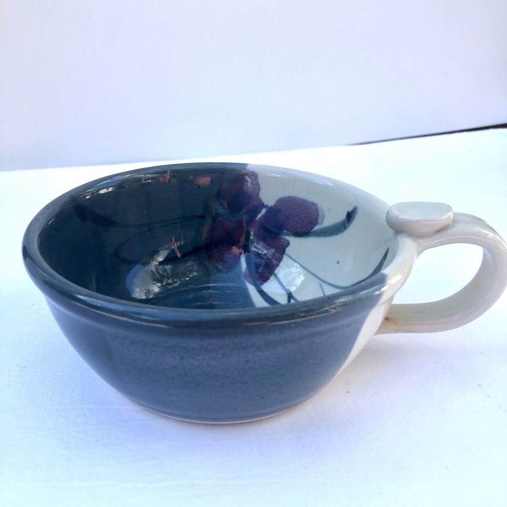 VINTAGE ART POTTERY SAUCE/GRAVY/SOUP W/ BEAUTIFUL FOLLETTE